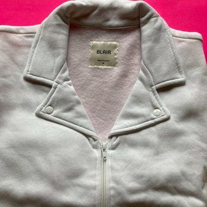 A Dress-up Medium size, white zip-up fleece top